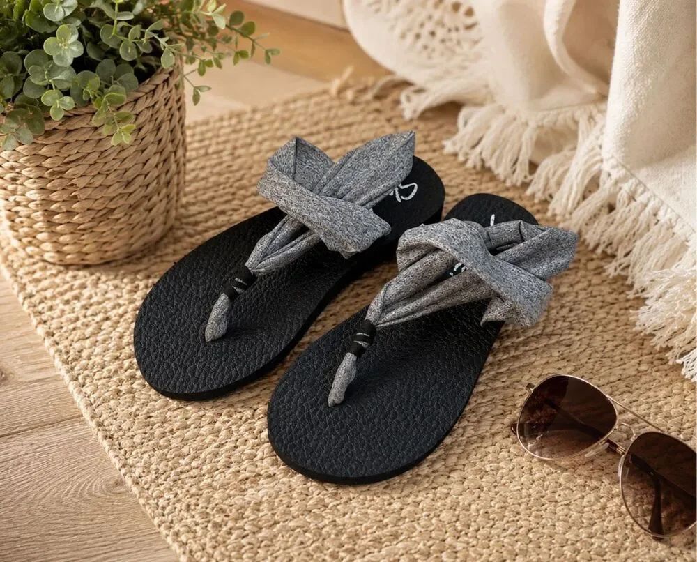 SKECHERS YOGA FOAM Flip Flops Black Sandal Size 8 or 9?  Womens